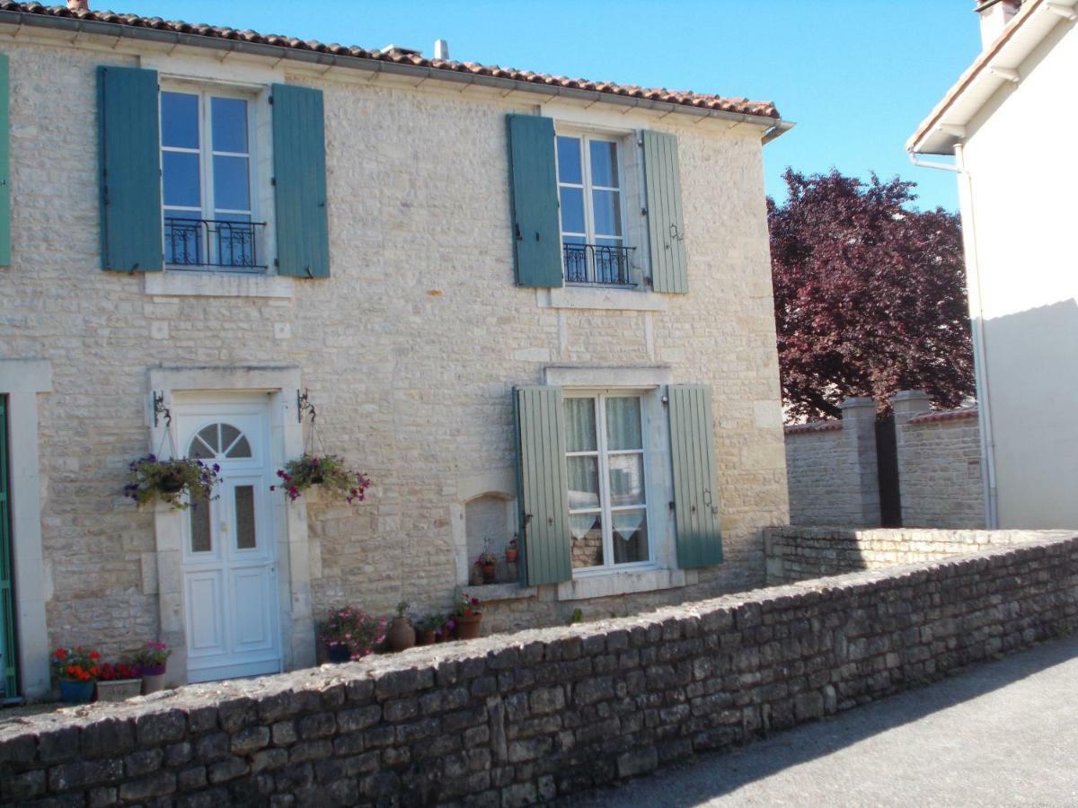 Bed and Breakfast Le Petit Bijou Saint-Fraigne Экстерьер фото