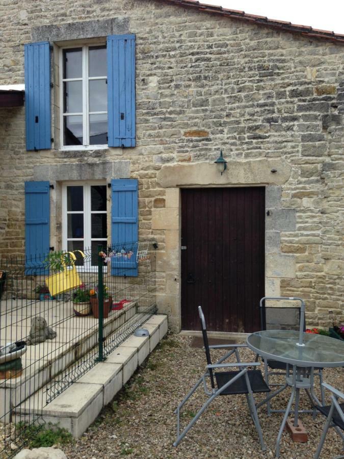 Bed and Breakfast Le Petit Bijou Saint-Fraigne Экстерьер фото